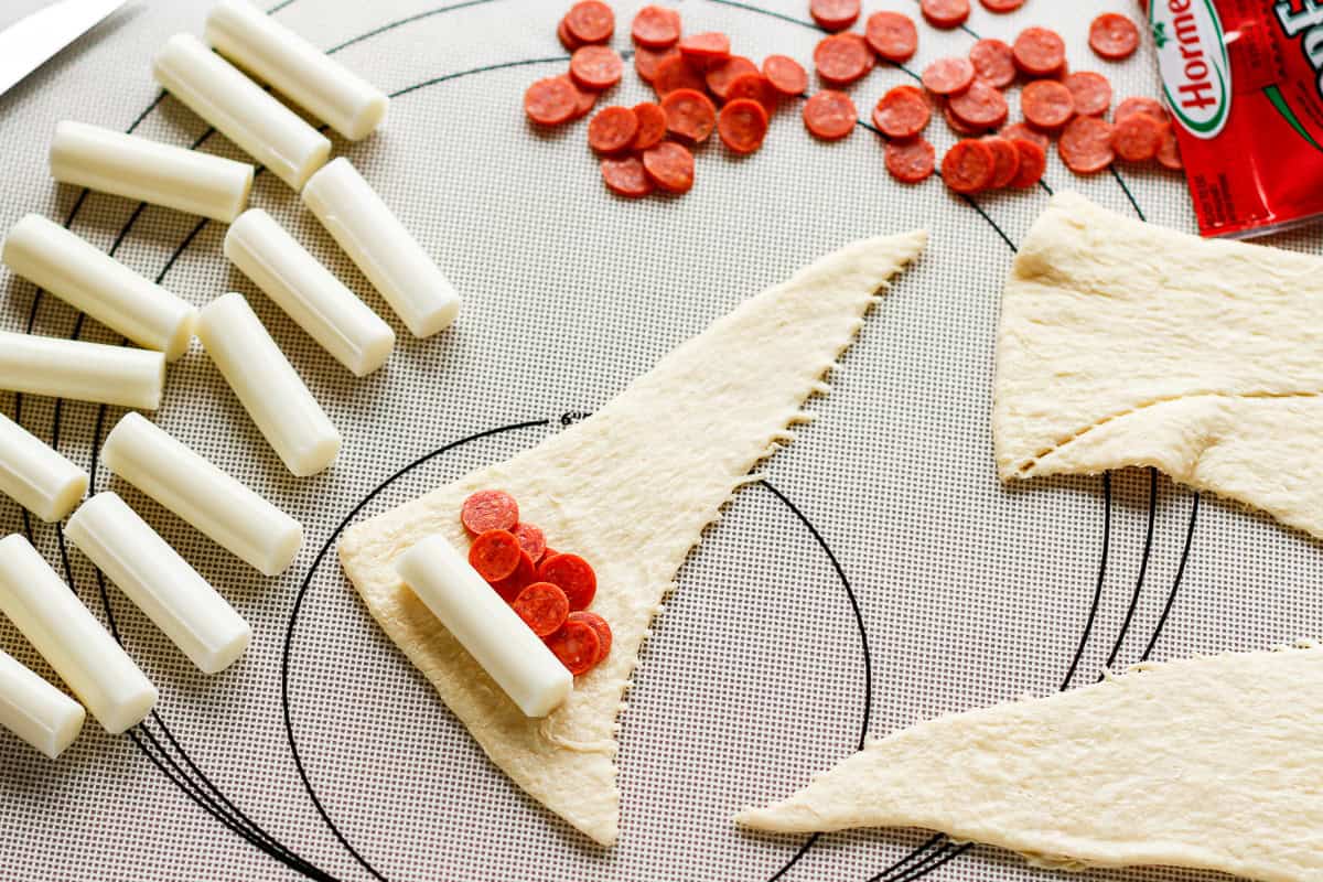 How to make 4-ingredient Pepperoni Pizza Rolls