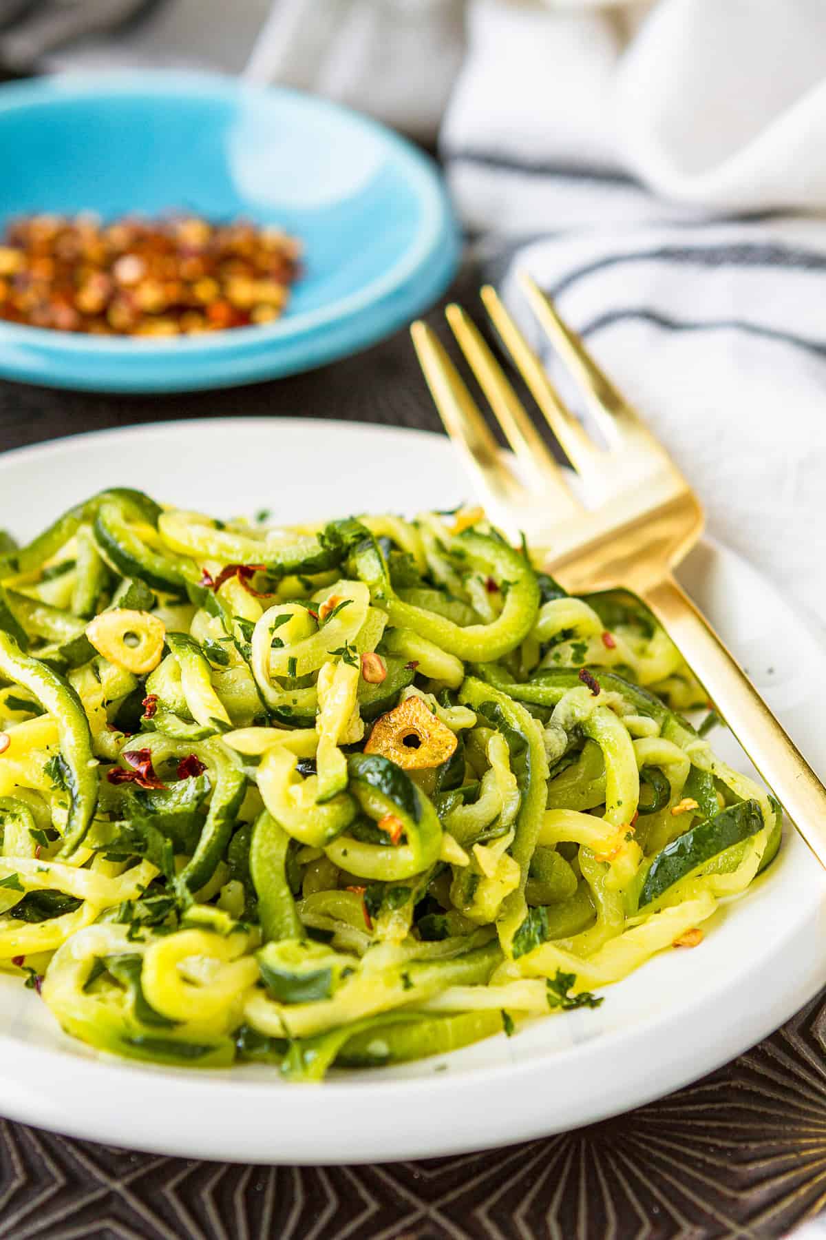 How To Make Zucchini Pasta With Garlic & Olive Oil ...