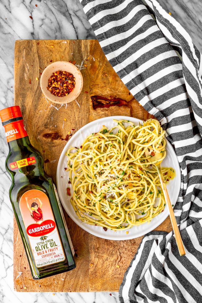 Pasta with Olive Oil and Garlic (Pasta Aglio e Olio) - Unsophisticook