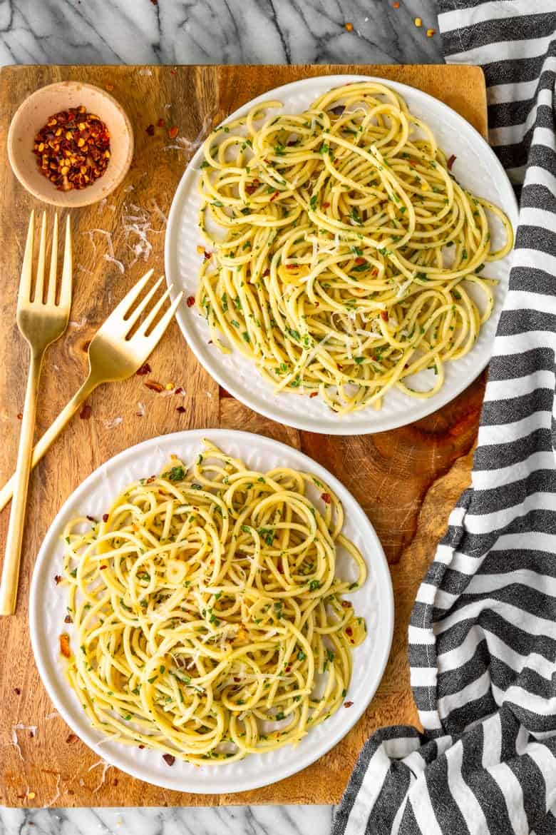 Pasta with Olive Oil and Garlic (Pasta Aglio e Olio) - Unsophisticook