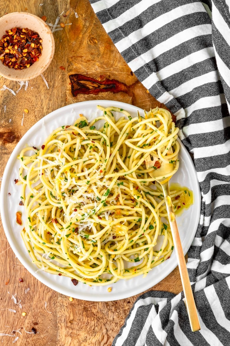 Pasta with Olive Oil and Garlic (Pasta Aglio e Olio) - Unsophisticook