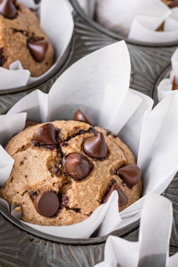 diy cupcake liners how to make with parchment paper in a muffin tin